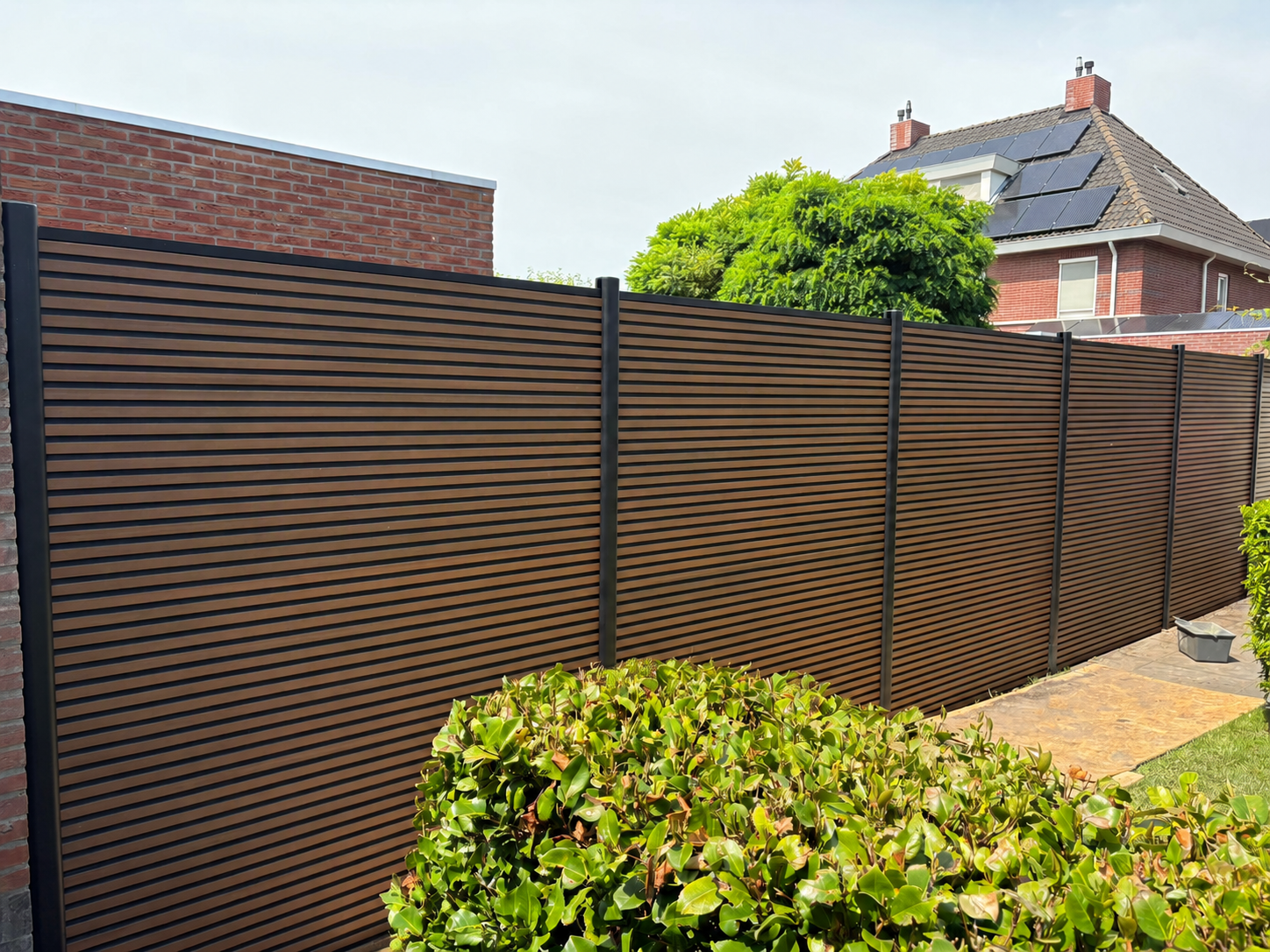 CompoGarden composiet scherm Rhombus Schaduw verticaal – Teak met antracietkleurige profielen